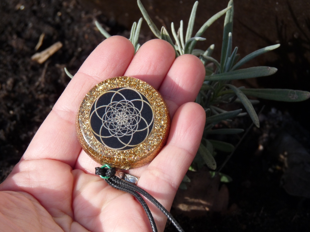 Orgone Doré recto Flavie Dode Naturopathie Réflexologies Bien-être