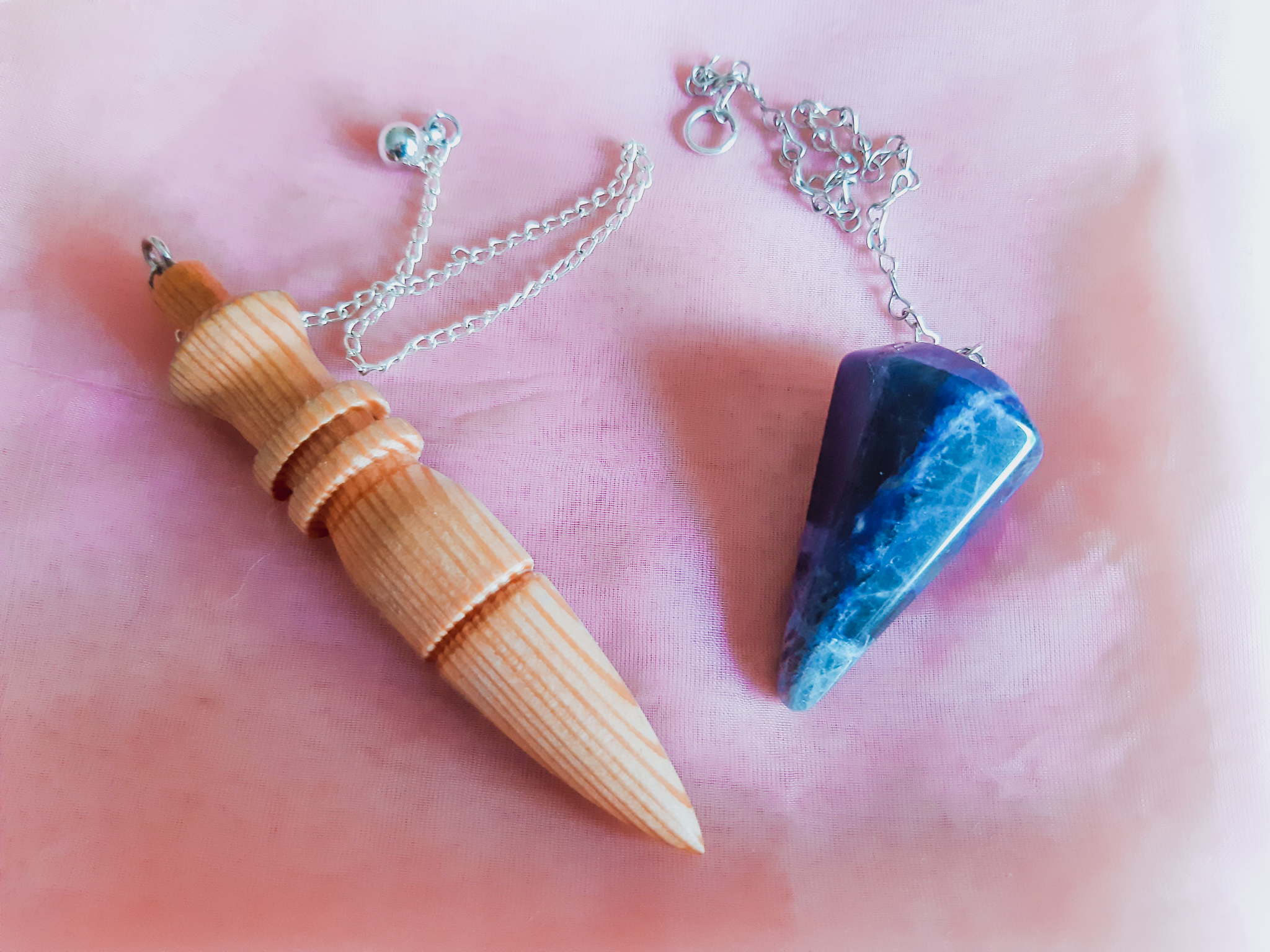 Mes 2 pendules Sodalite cristal lithothérapie bois mélèze jura suisse Bien-être Angéline Ange Angélique énergie soin énergétique