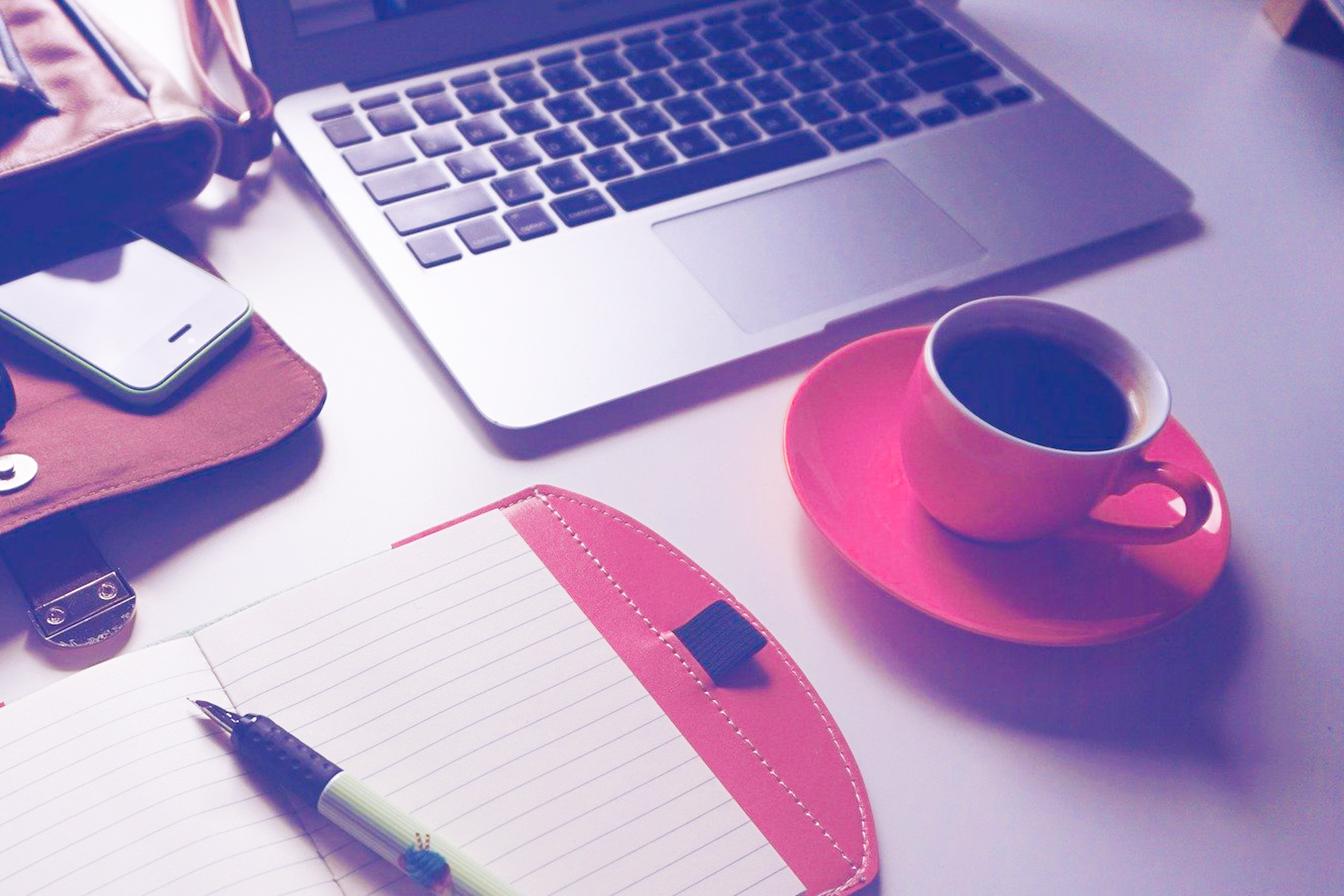 café accro travail ordi téléphone bloc note