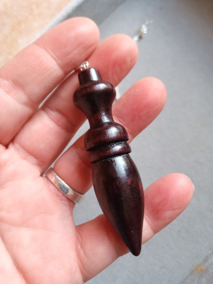 Pendule Bois Rosmerta Déesse de la fertilité et de l'abondance 
